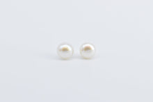 Load image into Gallery viewer, 14K 6.6mm Cultured Pearl Vintage Classic Stud Earrings Yellow Gold