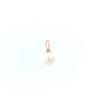 Load image into Gallery viewer, 14K 6.2mm Vintage Classic Pearl Simple Charm/Pendant Yellow Gold